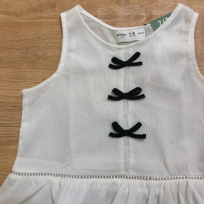 Blusa blanca con lazos negros