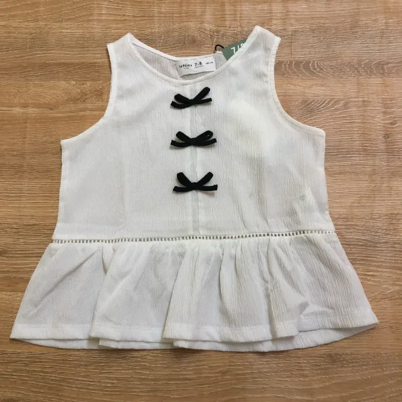 Blusa blanca con lazos negros