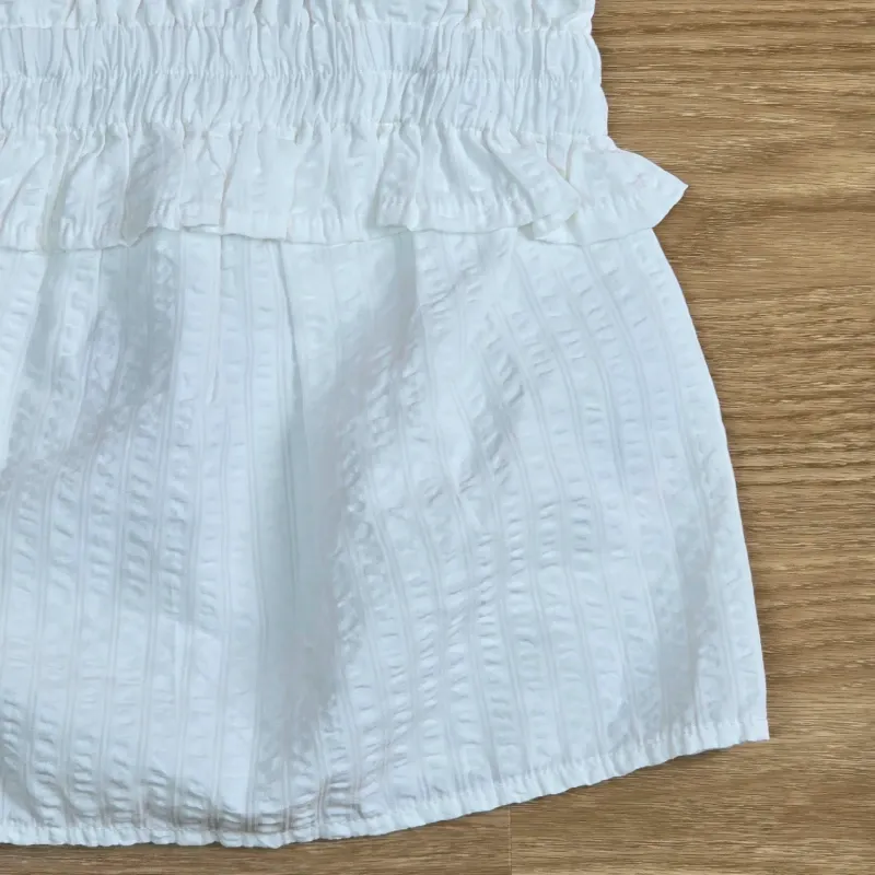 Blusa blanca con vuelo y elástico