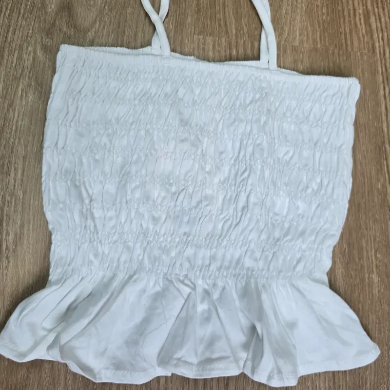 Blusa blanca con vuelos