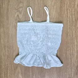 Blusa blanca con vuelos