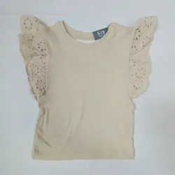 Blusa color beige con mangas de encaje 