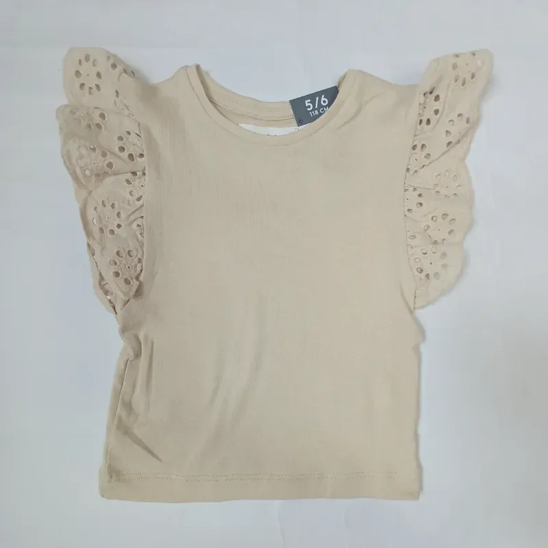 Blusa color beige con mangas de encaje 