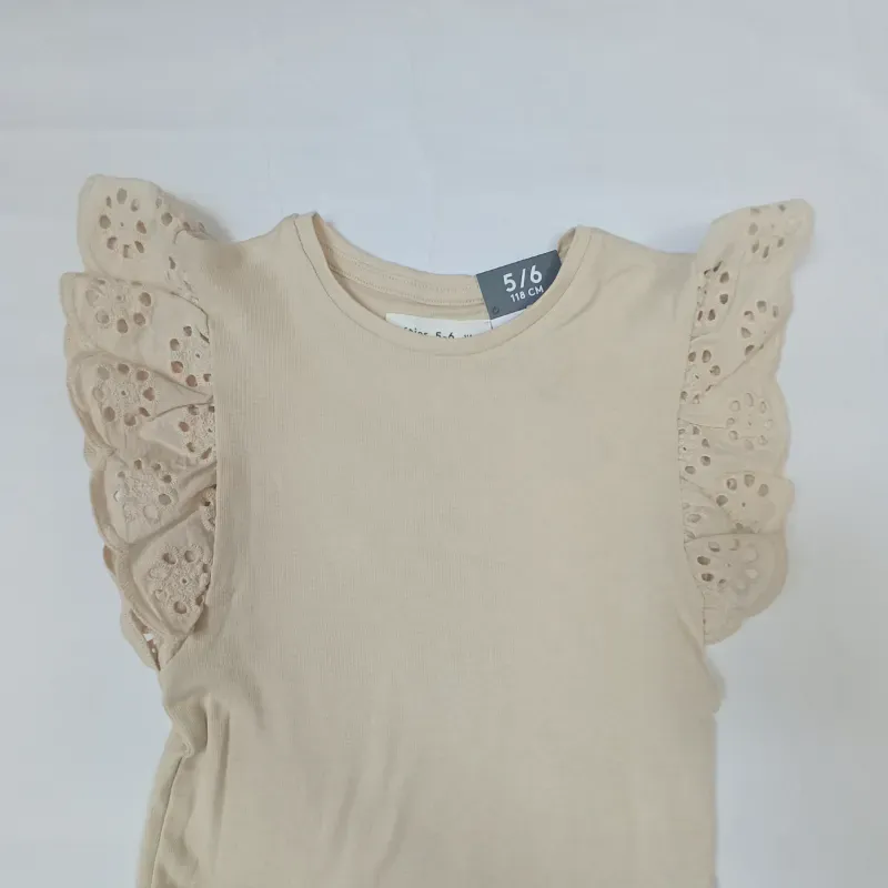 Blusa color beige con mangas de encaje 