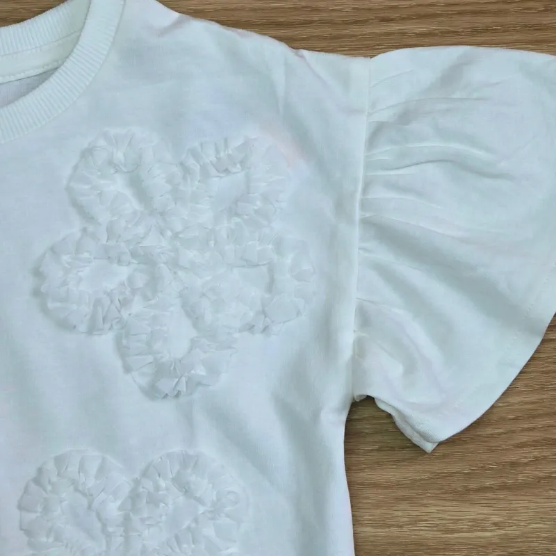 Blusa color blanco con flores a Relieve