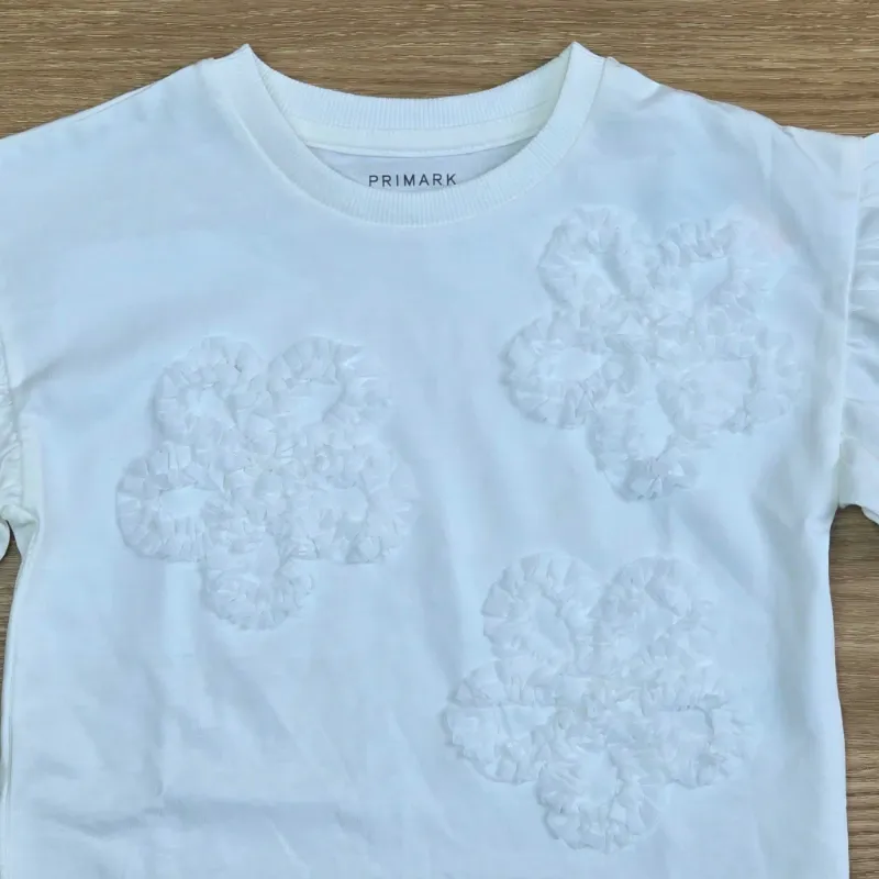Blusa color blanco con flores a Relieve