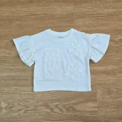 Blusa color blanco con flores a Relieve