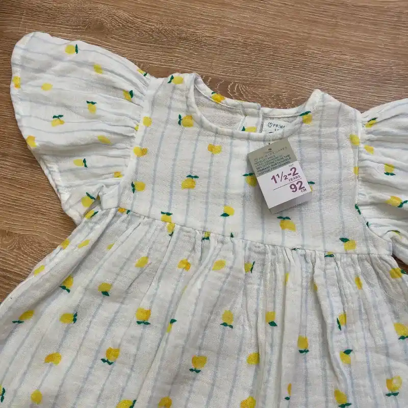 Vestido color blanco con limones 