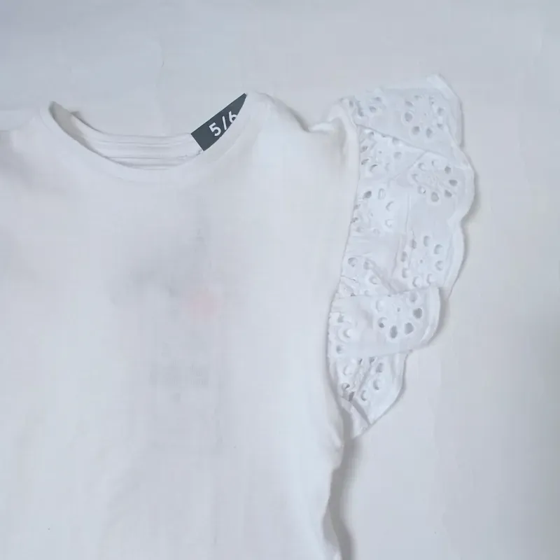 Blusa color blanco con mangas cortas