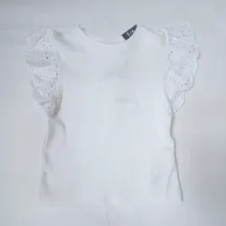 Blusa color blanco con mangas cortas