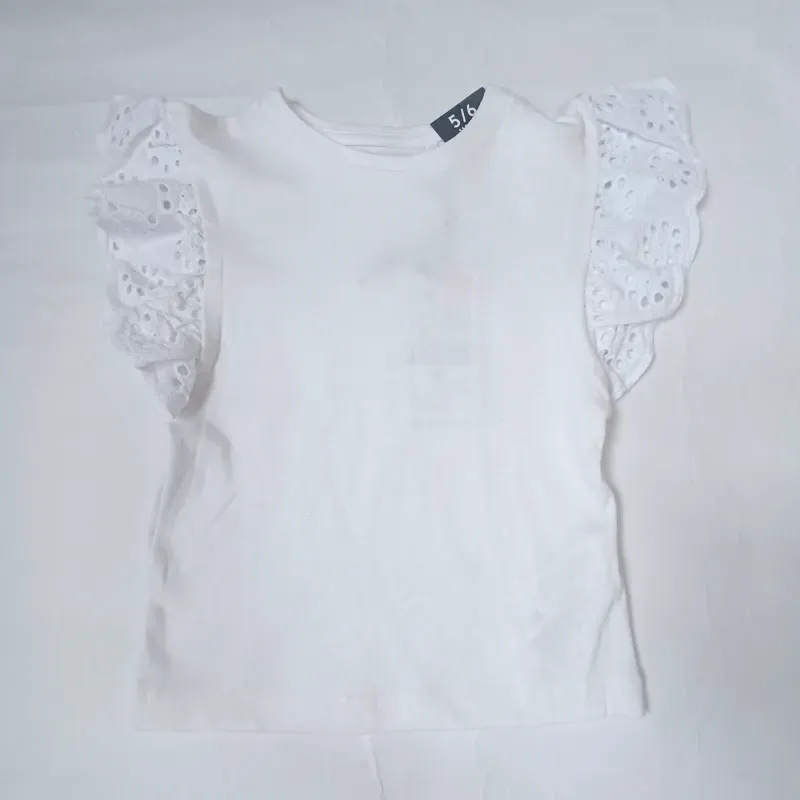 Blusa color blanco con mangas cortas