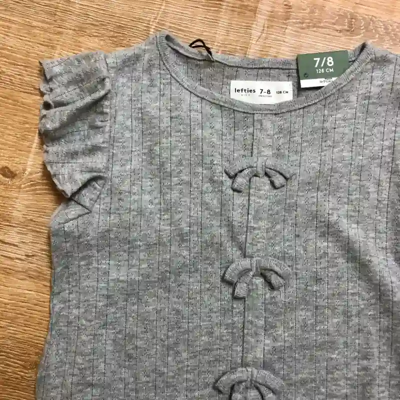 Blusa color gris con lazos