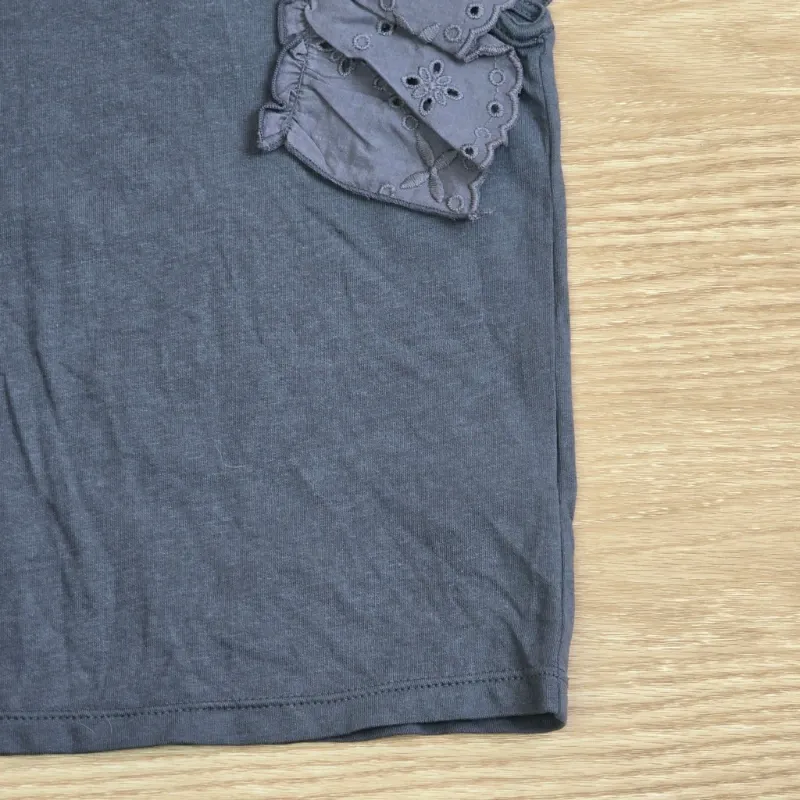 Blusa color gris con vuelos