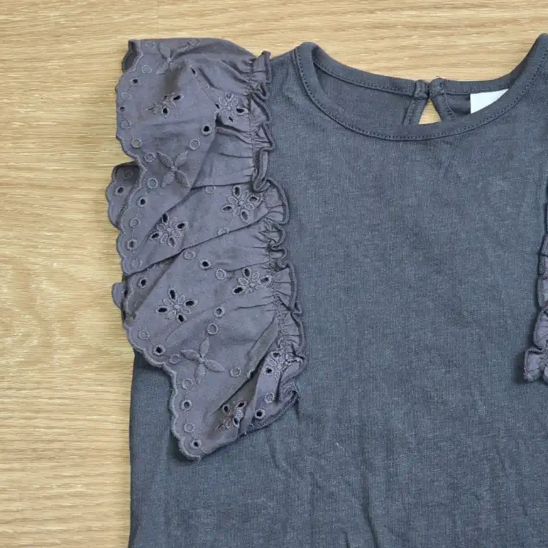 Blusa color gris con vuelos