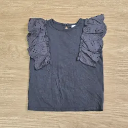 Blusa color gris con vuelos