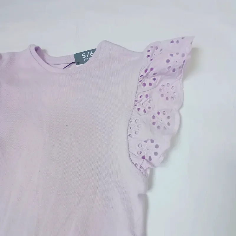 Blusa color lila con mangas de encaje