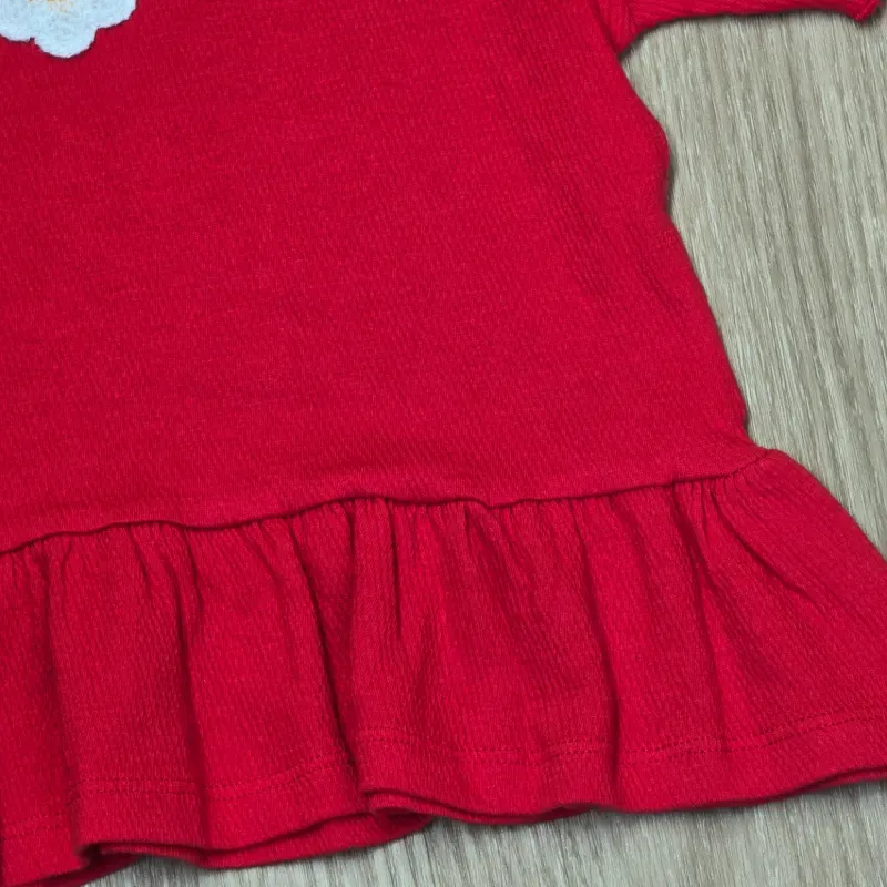 Blusa color roja con vuelo y flor