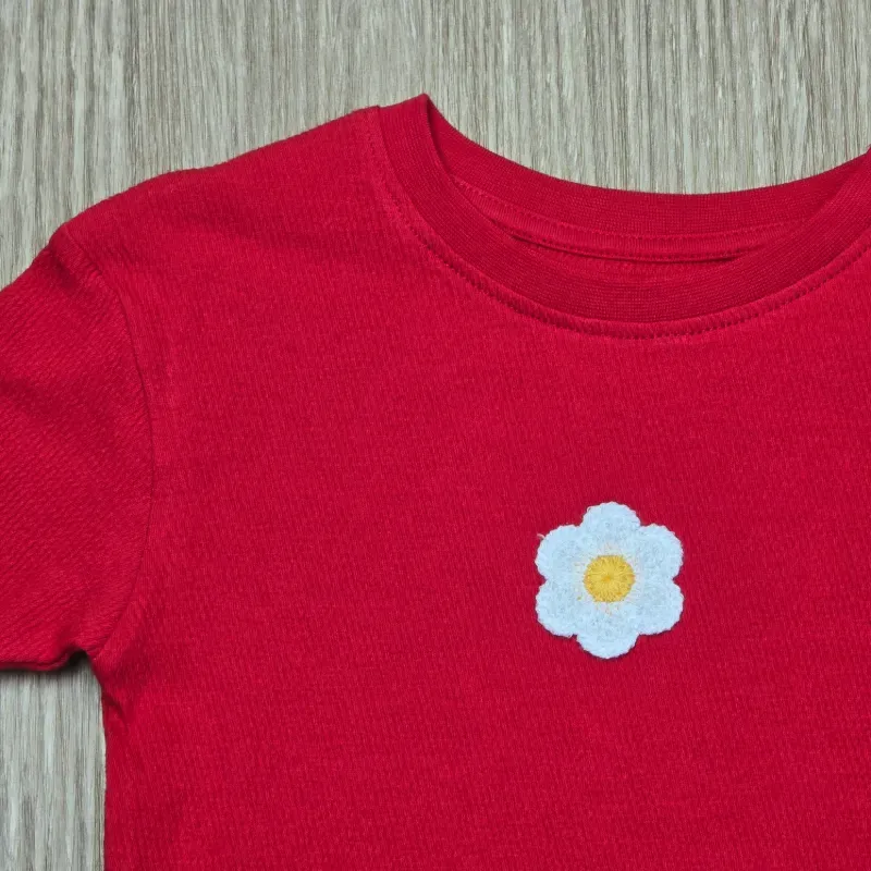 Blusa color roja con vuelo y flor