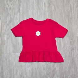 Blusa color roja con vuelo y flor
