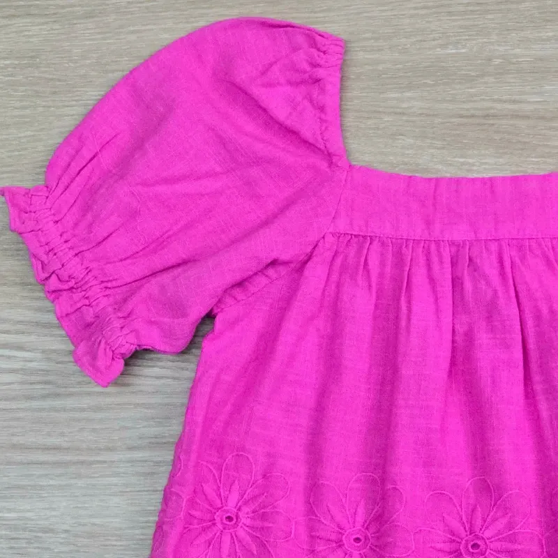 Blusa color rosada con flores bordadas