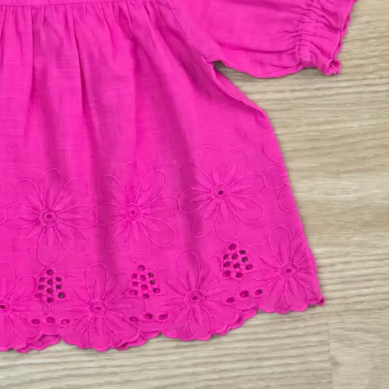 Blusa color rosada con flores bordadas