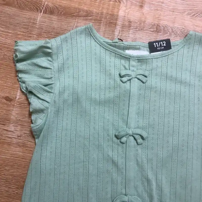 Blusa color verde con lazos