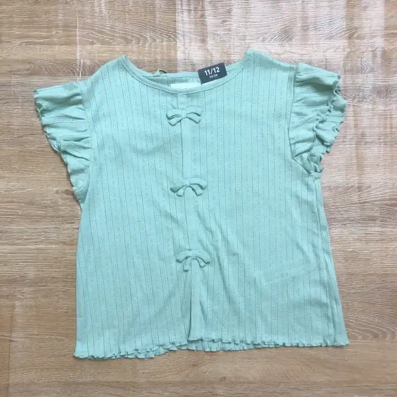 Blusa color verde con lazos