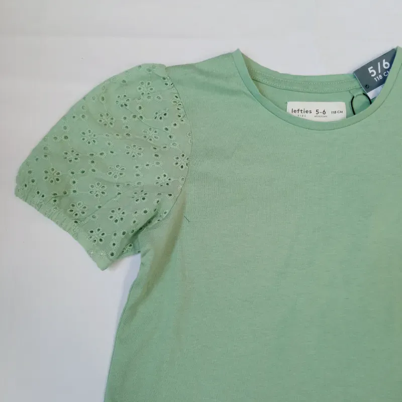 Blusa color verde con mangas de encaje 