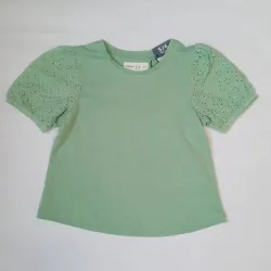 Blusa color verde con mangas de encaje 