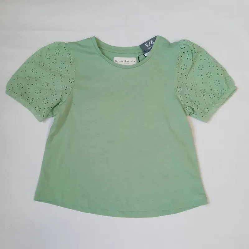 Blusa color verde con mangas de encaje 