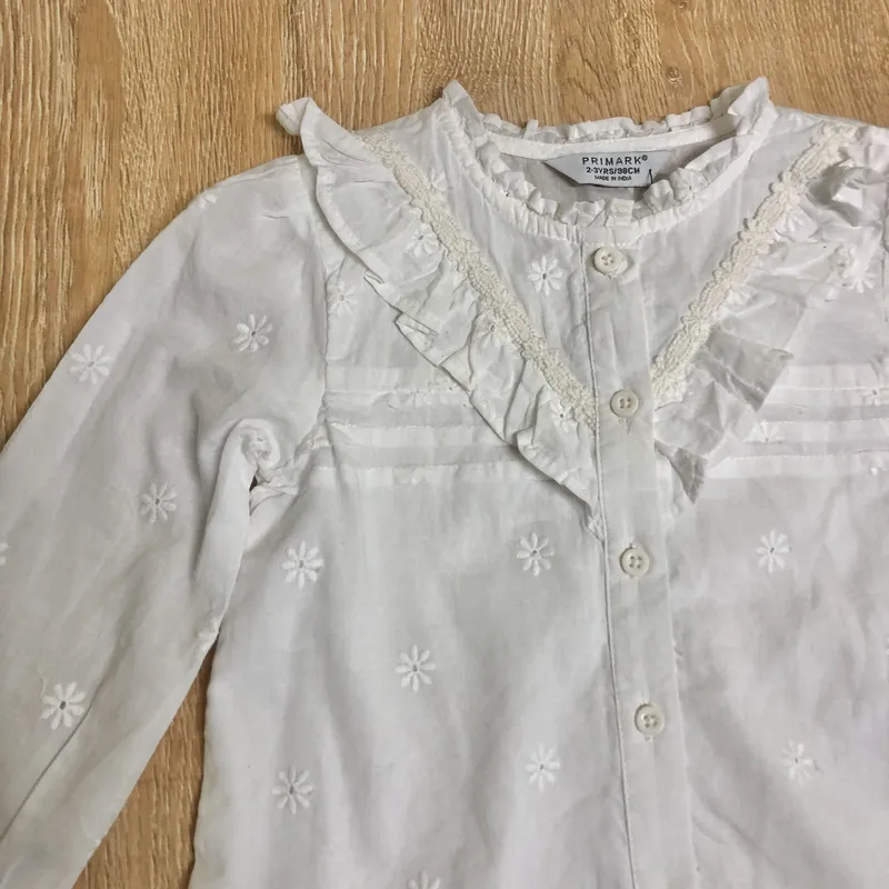 Blusa con bordados color blanco 