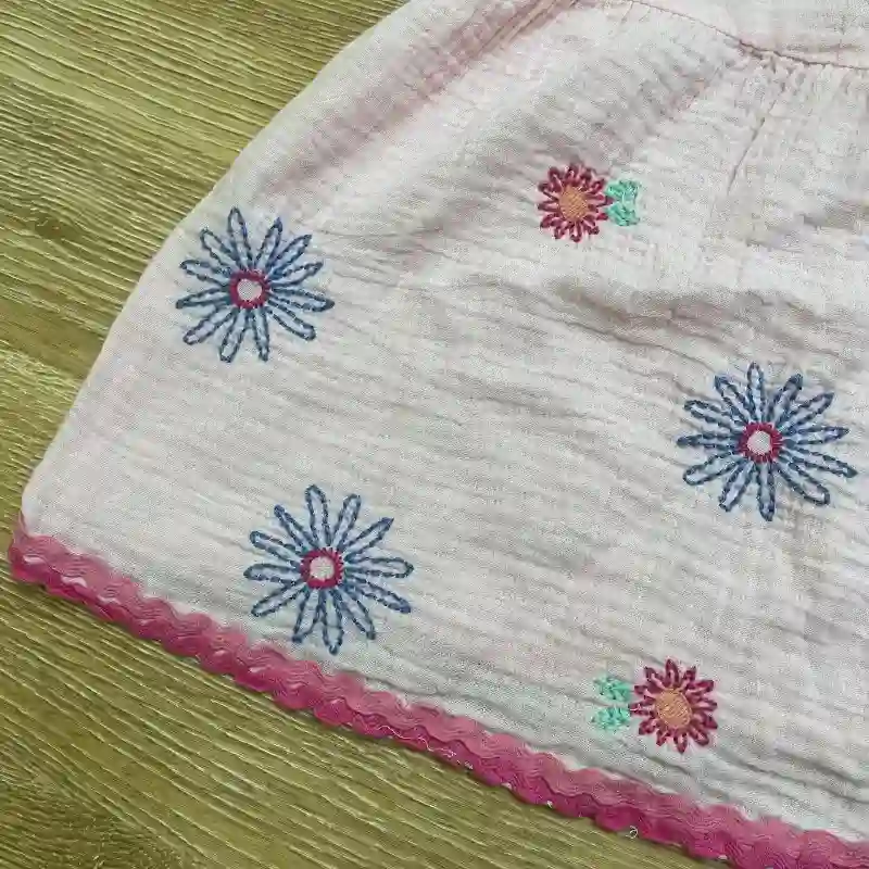 Blusa con flores bordadas