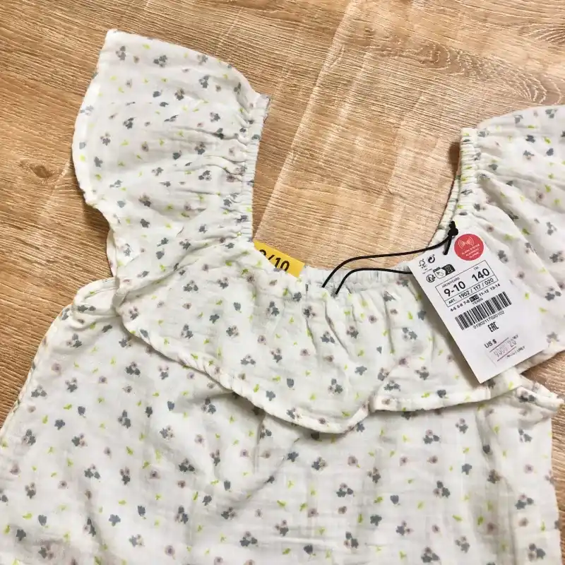Blusa con flores pequeñas 