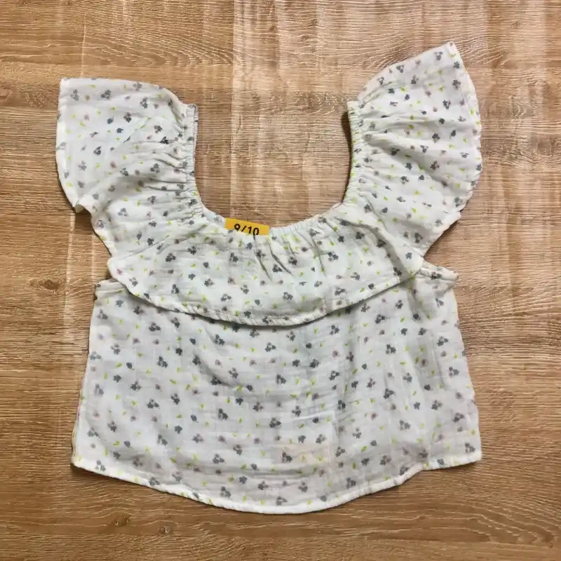 Blusa con flores pequeñas 