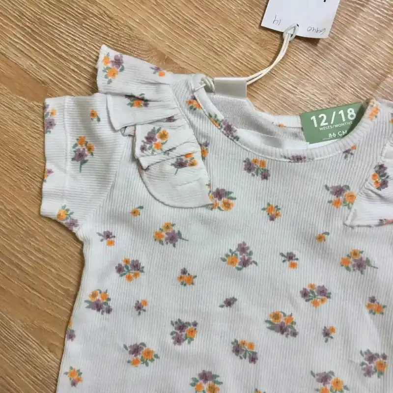 Blusa con flores y vuelos color blanco 