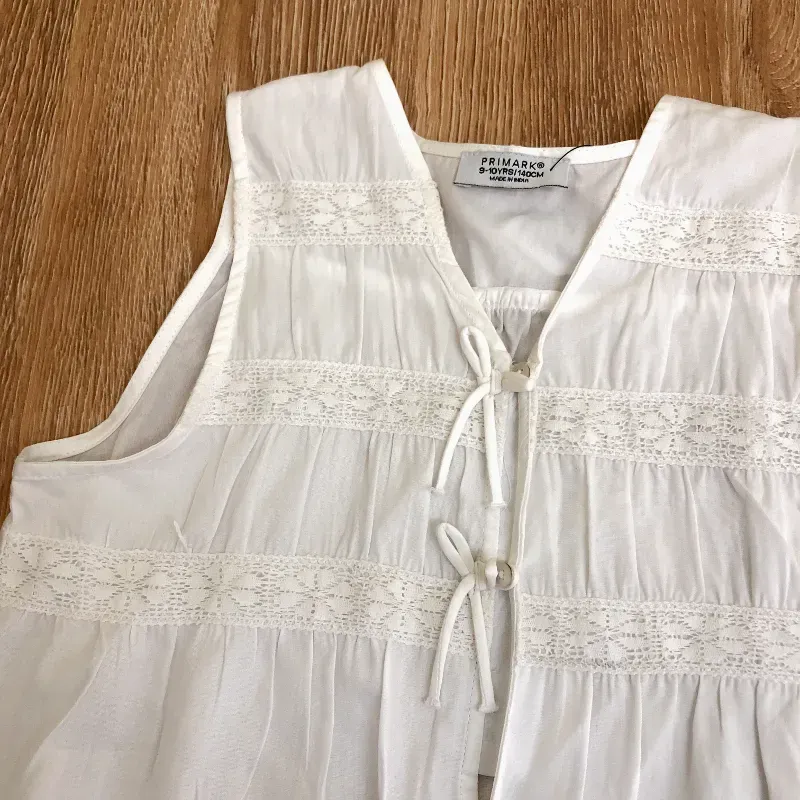 Blusa con lazos y encaje color blanco 