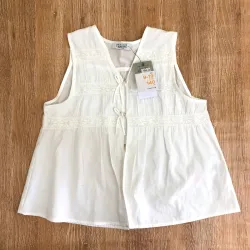 Blusa con lazos y encaje color blanco 