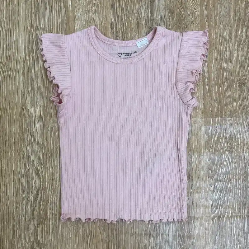 Blusa con mangas de vuelo color rosado 