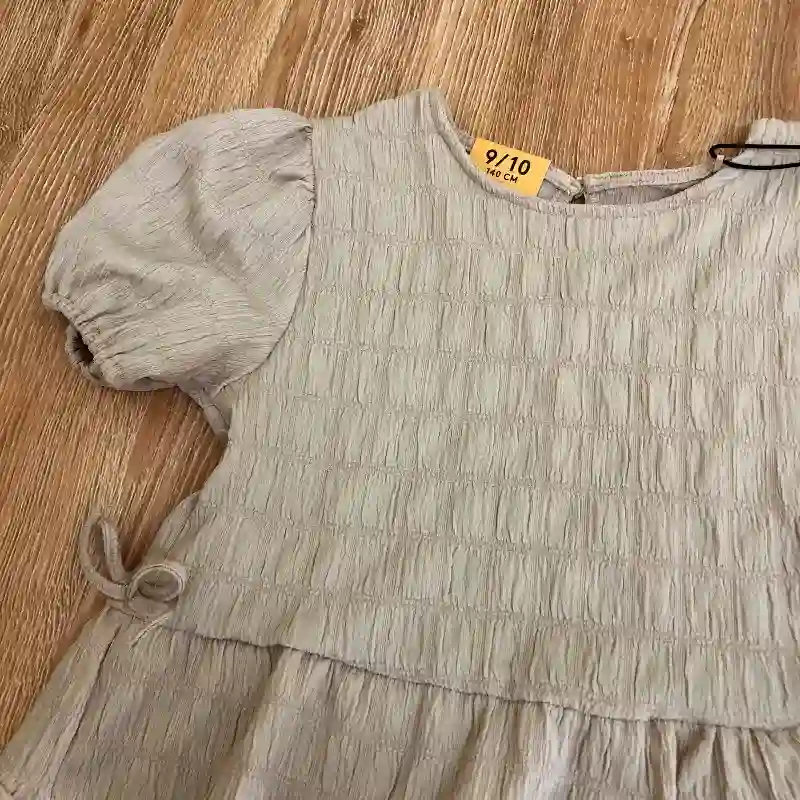 Blusa con vuelo color marrón claro 