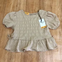 Blusa con vuelo color marrón claro 