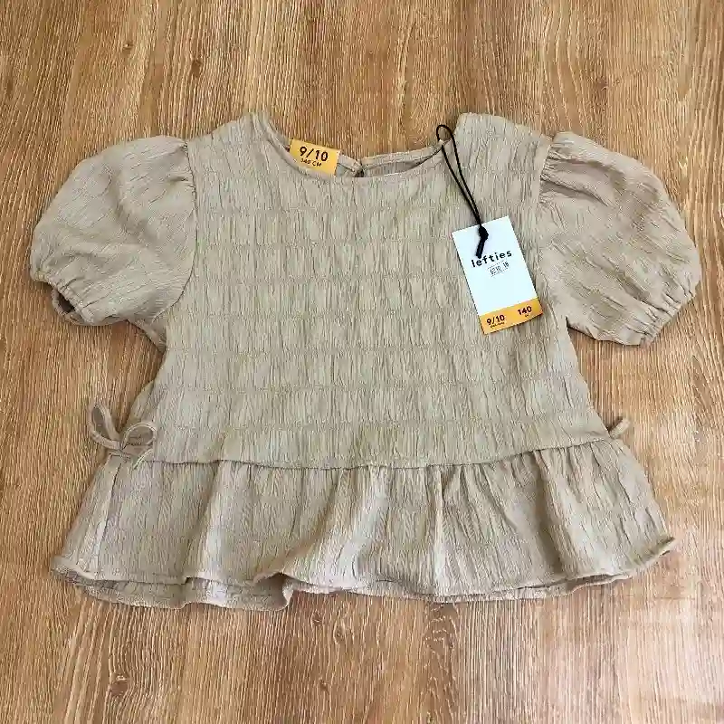 Blusa con vuelo color marrón claro 