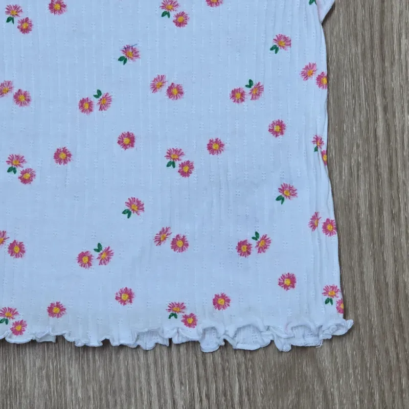 Blusa con Vuelos blanca con flores naranjas