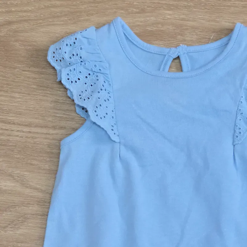 Blusa con vuelos color azul celeste