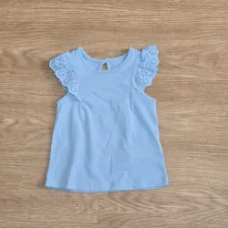 Blusa con vuelos color azul celeste