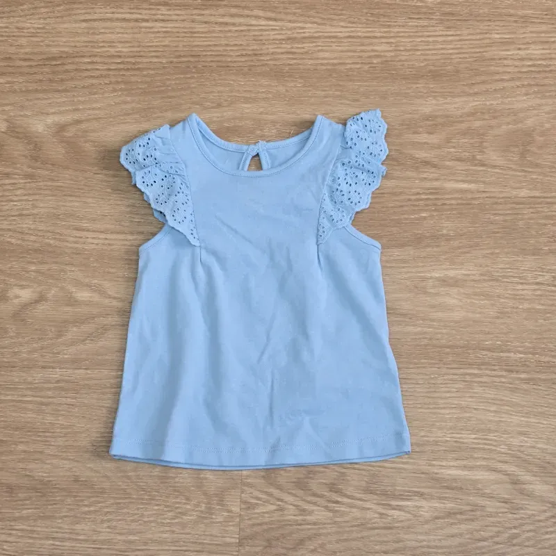 Blusa con vuelos color azul celeste