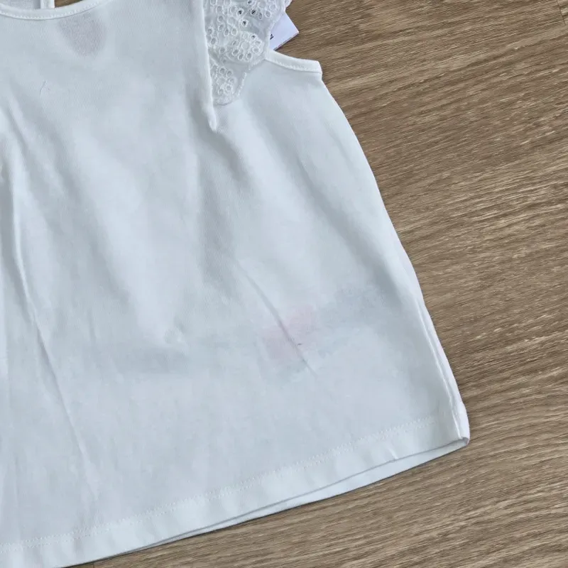 Blusa con vuelos color blanca