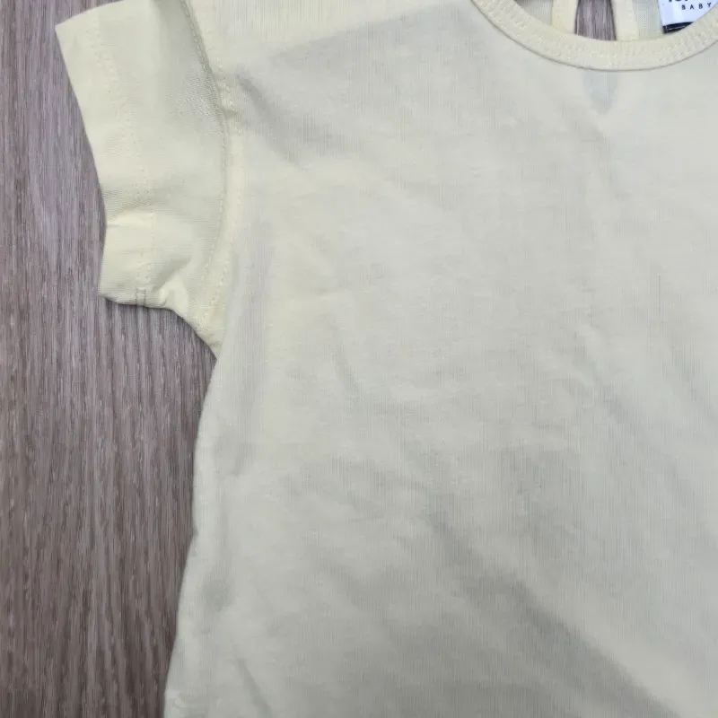 Blusa de color amarillo