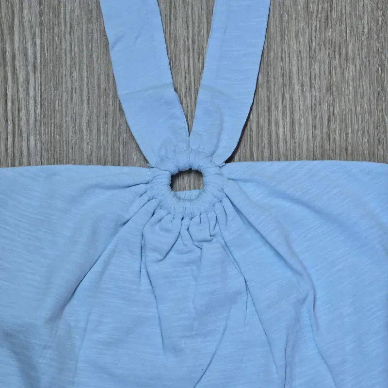 Blusa estilo top amarrada al cuello