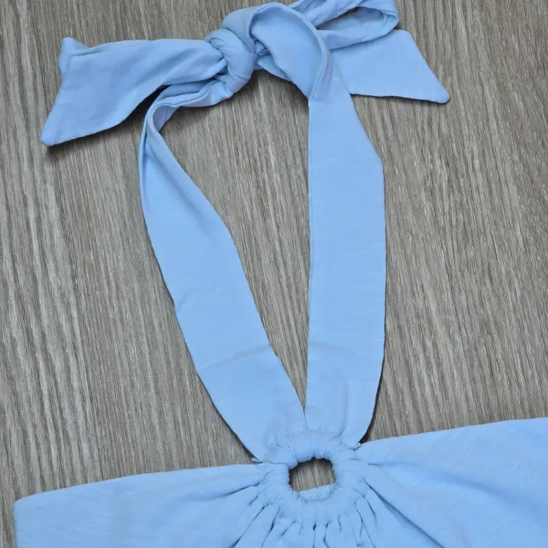 Blusa estilo top amarrada al cuello