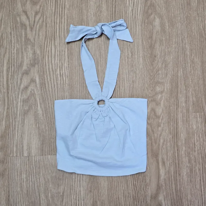 Blusa estilo top amarrada al cuello